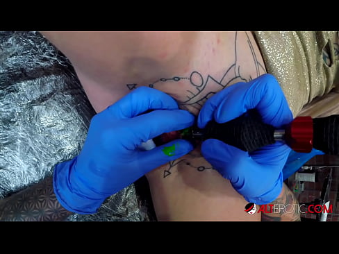 ❤️ Ekstreme tatuita varmulo Sully Savage ricevis tatuon sur sia klitoro ❤️ Kvalita sekso ĉe ni % eo.onlyhdporn.ru%